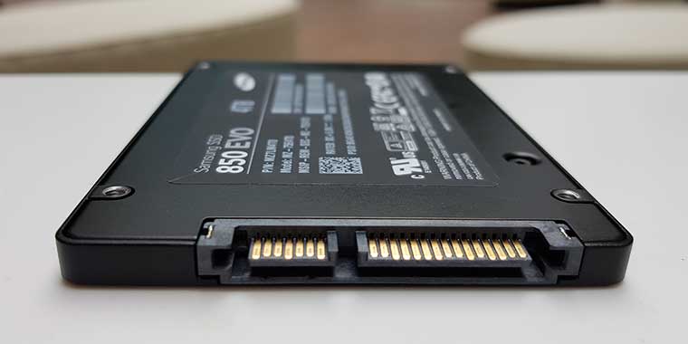 Устанавливаем накопитель SSD